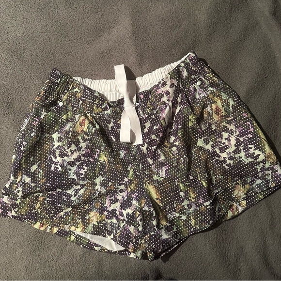 Lululemon Spring Breakaway Cuffed Short - Picture 5 of 5